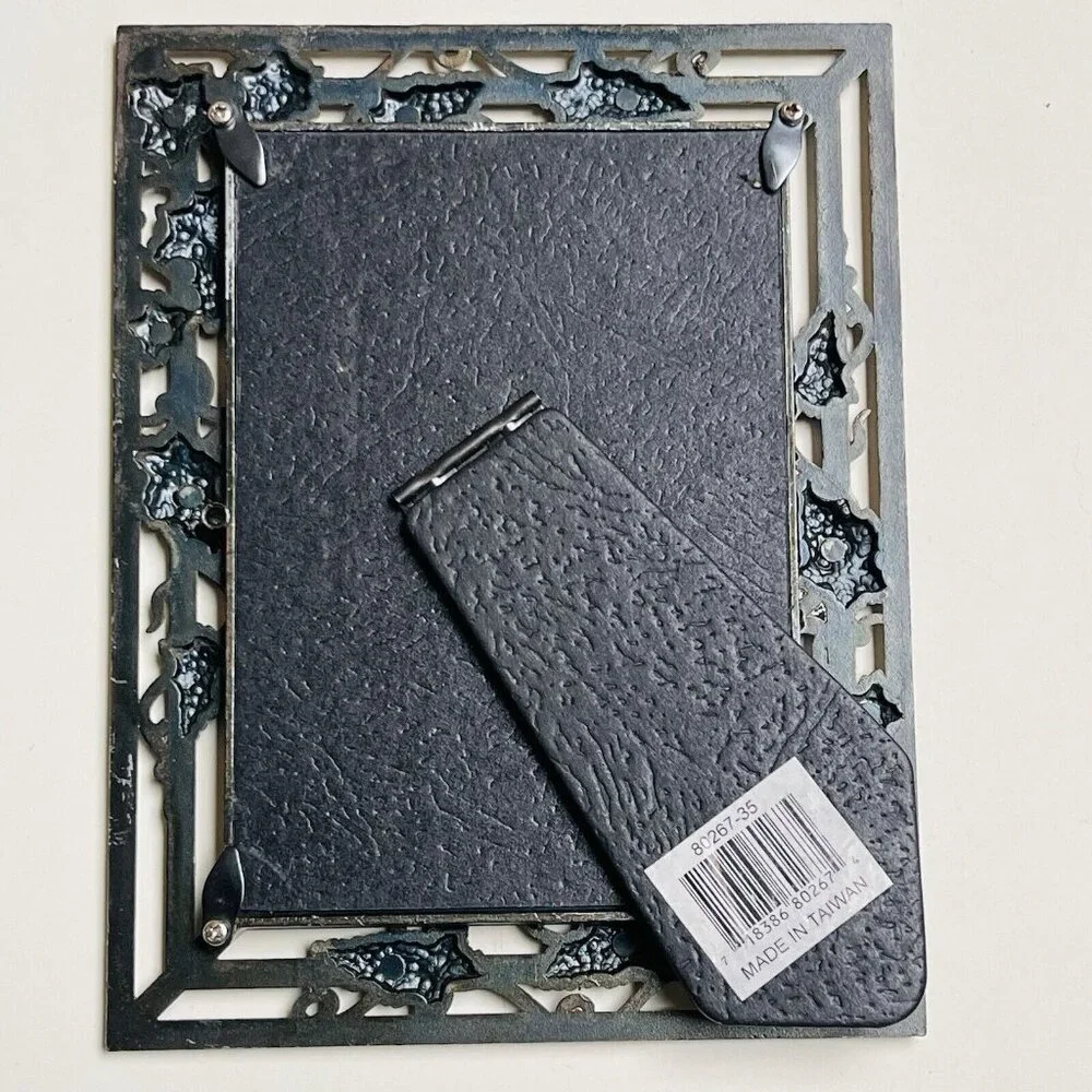Unbranded metal picture